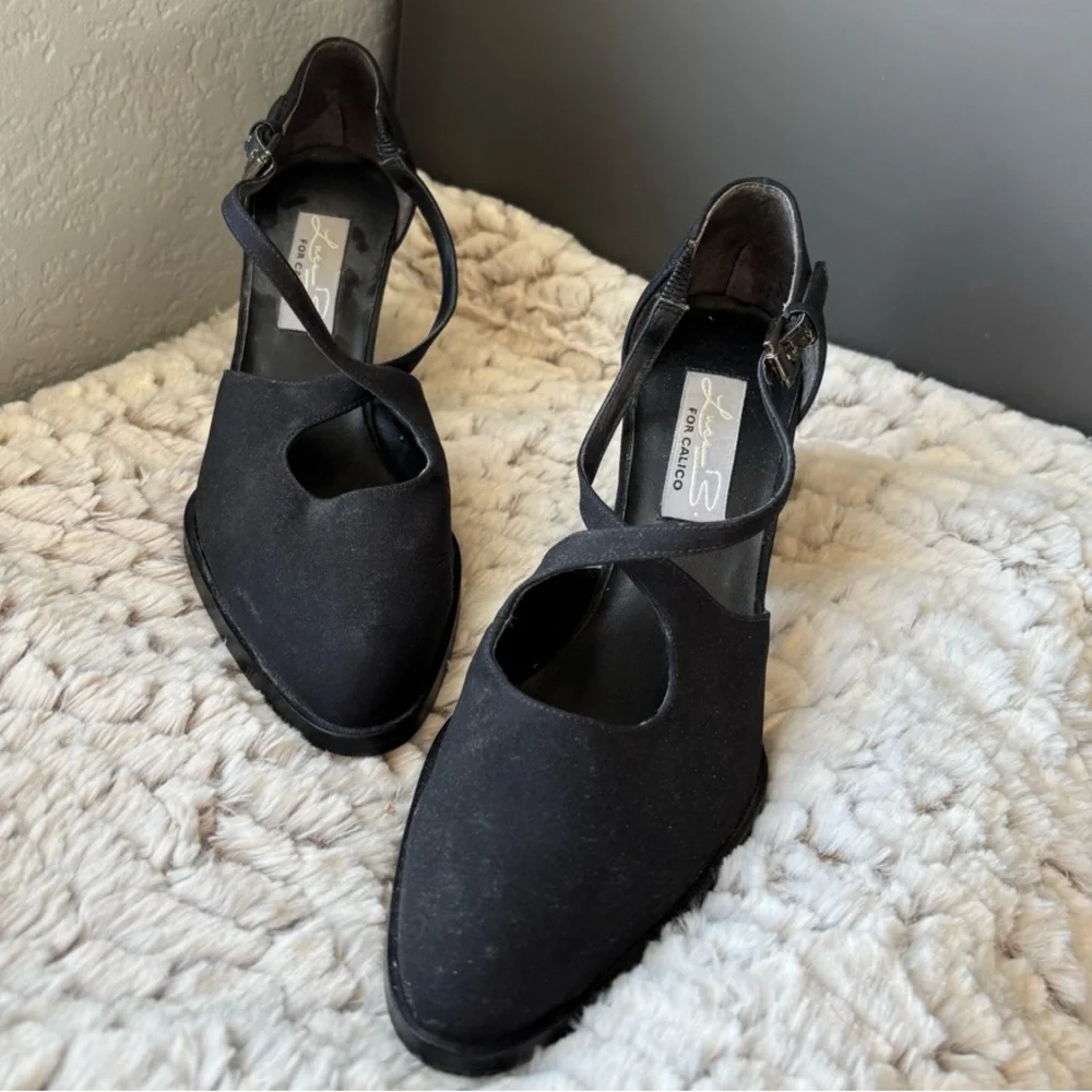🪻$6/42✋5/$40🍀4/$36🌷3/$30🌼2/$25 LUCA black strappy heels w buckle; block wood - Picture 1 of 8